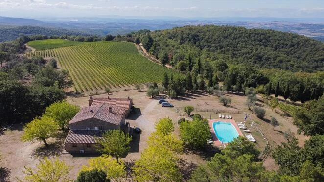 Beautifully positioned farmhouse divided into 6 apartments with views to Siena.