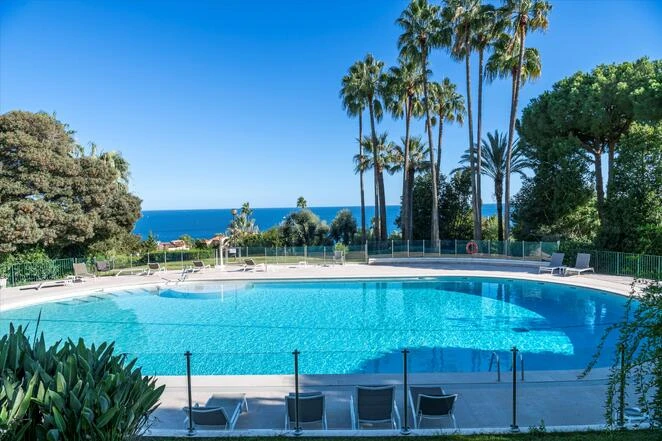 4 rooms completely renovated with sea view in Cannes Californie.