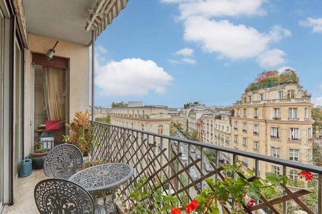 Paris 16th District &ndash; A 3/4 bed apartment with a balcony