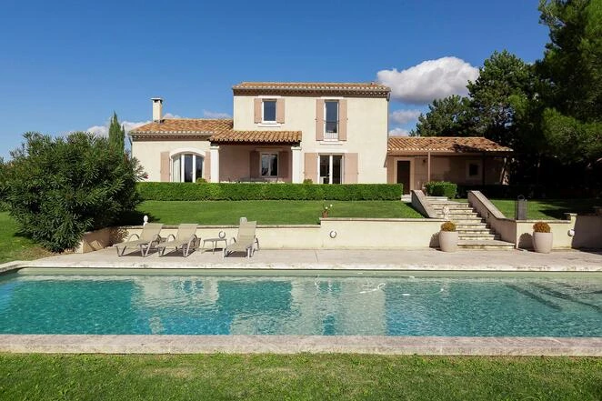 Charming villa with pool and land for sale in the Luberon