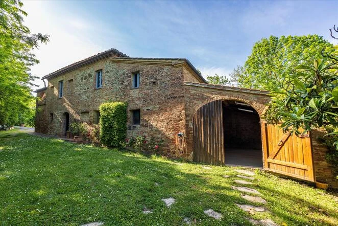 Partially restored farmhouse with outbuildings and 16.5 hectares of land with views to Siena.