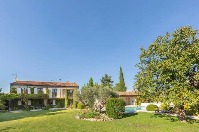 A charming three bedroom house for sale in Saint-Rémy-de-Provence.