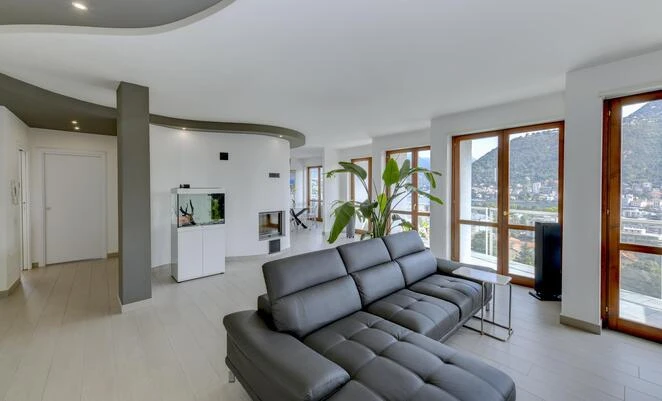 Renovated penthouse with a roof terrace and charming lake and city views