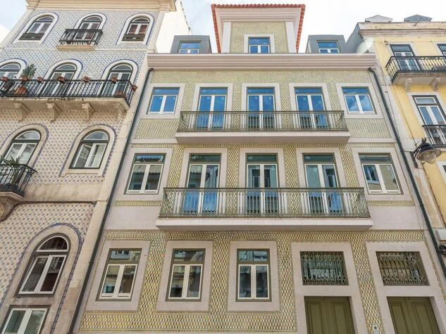 Beautiful 2-bedroom apartment with balcony and parking in Lapa, Lisbon.