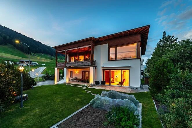 Spacious and modern holiday home with mountain views in Davos Platz, Graubünden.